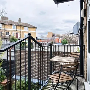 Apartment Chic 3 Bed Near Bridge With Balcony